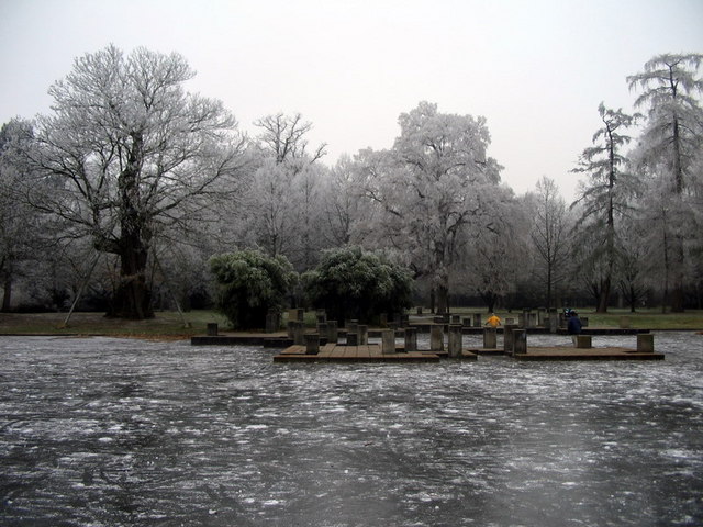 Zugefrorener See im Schlossgarten