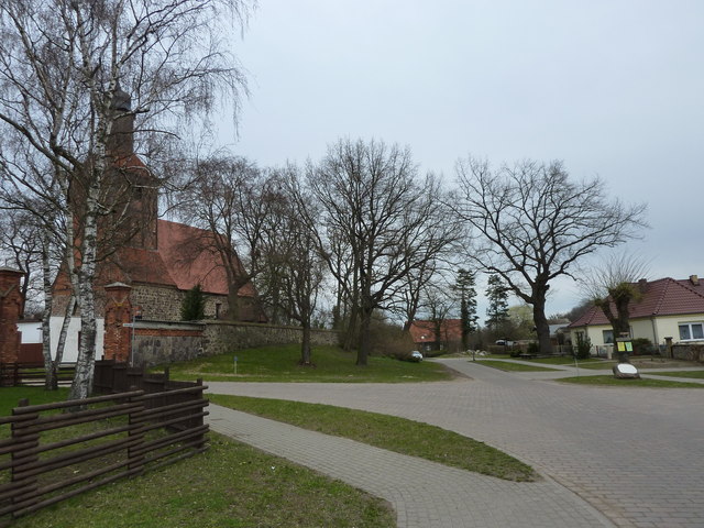 Dorfstraße und Kirche in Menkin (Randowbruch)