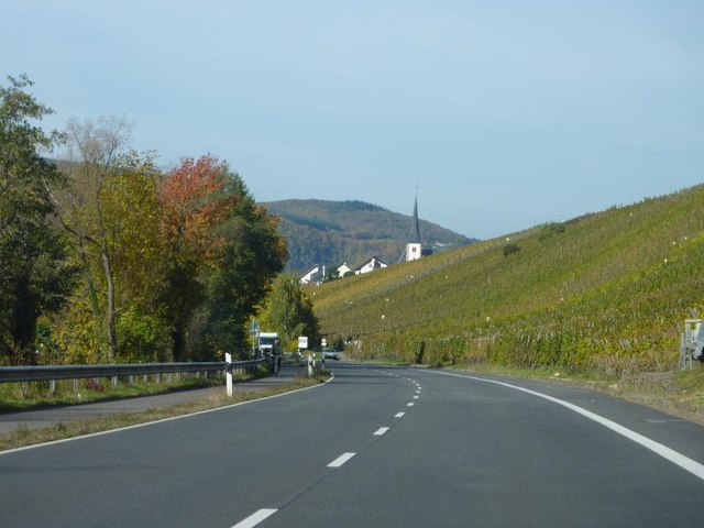 Die Moselweinstraße kurz vor Enkirch.