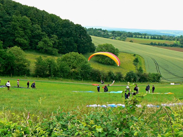 Gleitschirme, in der Nähe von Ronneburg (Paragliders, near Ronneburg Castle)
