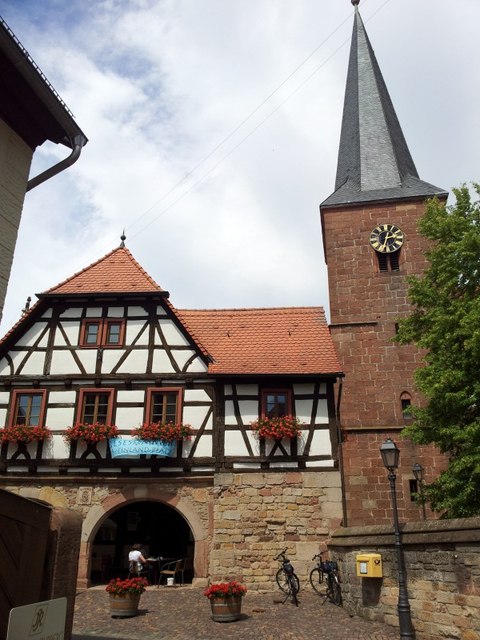 Heuchelheim, Rathaus und Kirchturm