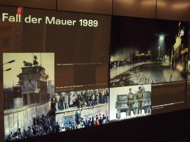 Fall der Mauer 1989 (Fall of the [Berlin] Wall 1989)