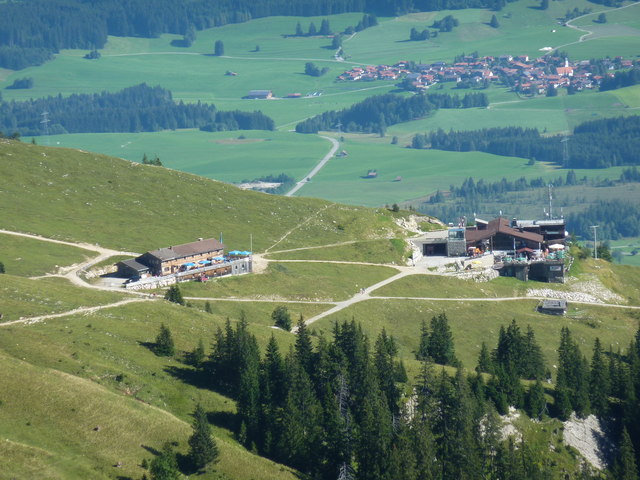 Aufstieg zum Aggenstein: Blick zur Hochalphütte und zur Bergstation der Breitenbergbahn