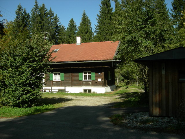Holzhaus bei der Hohenlindener Sauschütt