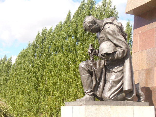 Treptower Park - Sowjet. Statue