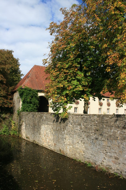 Wassergraben am Schloss Wocklum