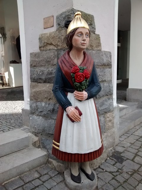 Figur "Die Stoanerne Gretl" am Marktplatz in Waldkirchen