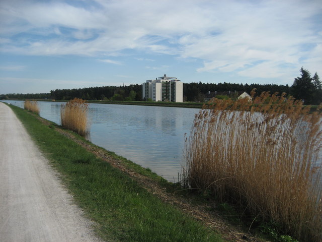 Nürnberg-Katzwang, Hochhaus am Main-Donau-Kanal