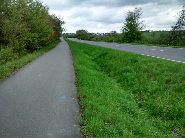 Fuß-/Radweg und Straße von Heroldsberg nach Kalchreuth