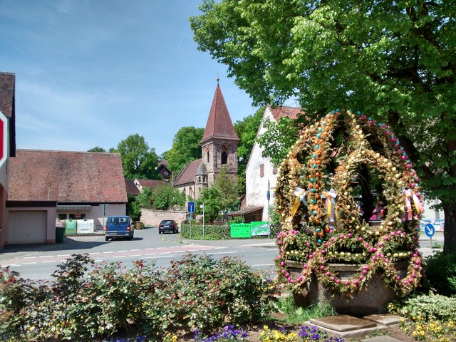 Osterbrunnen mit Buchschwabacher Kirche