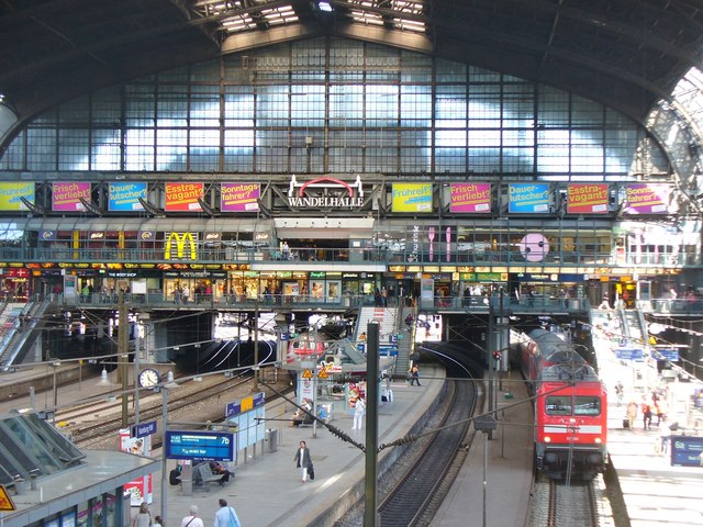 Hamburg Hauptbahnhof - Wandelhalle (Hamburg Railway Station - Main Hall)