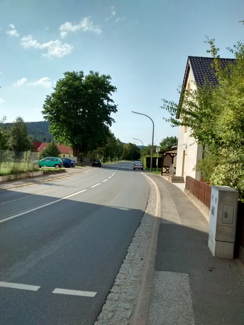 Die St2236 als Ortsdurchfahrt in Igensdorf