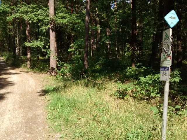Wegweiser nahe Obermembach, u.a. wieder mal der Karpfen-Radweg