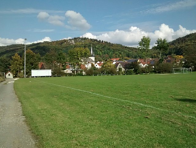 Blick über den Sportplatz auf Leutenbach