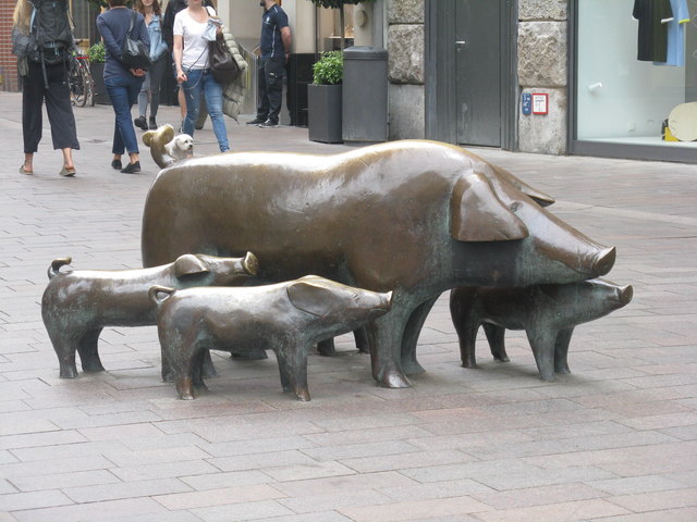 Schweine und Ferkel in der Sögestraße (Pig and piglets on Sögestraße)