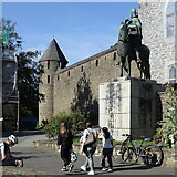 Diebsturm und Graf-Engelbert-Statue, Schloss Burg