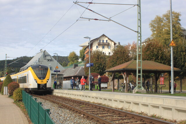Ankunft eines Zuges aus Titisee in Schluchsee (Train from Titisee arriving in Schluchsee halt)