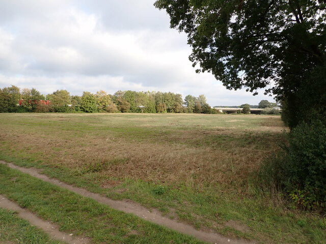 Blick über ein Feld zur Brücke der A 2 über die Leine bei Gümmer (View across a field towards the bridge of motorway A 2 over the Leine river near Guemmer)
