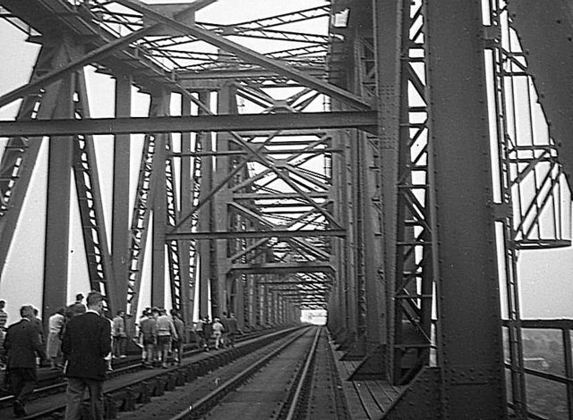 Hochbrücke Wanderung, Rendsburg 1958 (Walking over the High Bridge, Rendsburg 1958)