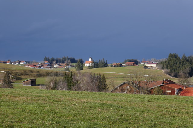 Blick über Lobach zur Filialkirche St. Anna in Kirchthal