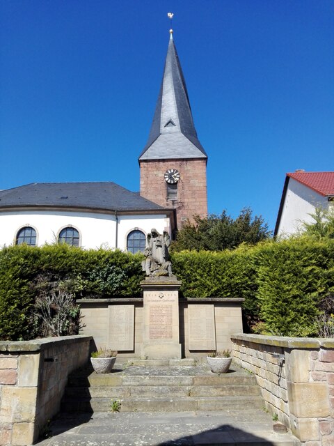 Roschbach, Kriegerdenkmal und kath. Kirche St. Sebastian