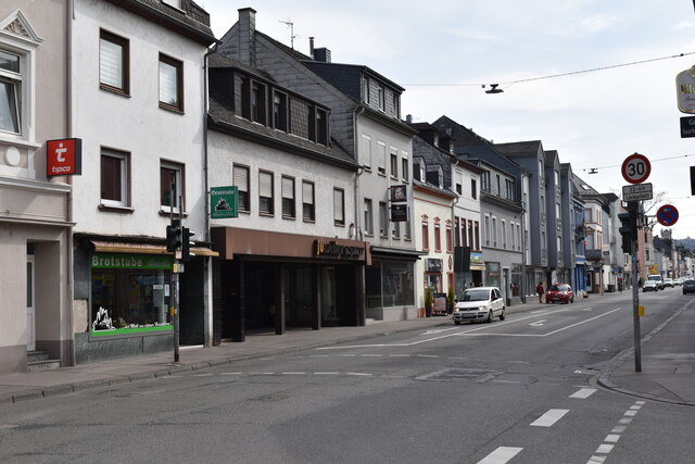 Trier, Gebäude und Geschäfte in der Saarstraße