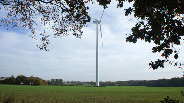 Landschaft mit Windenergieanlage