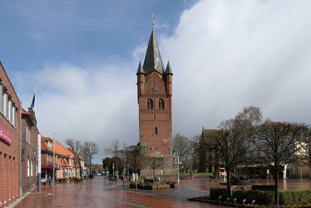 Westerstede - St.-Petri-Kirche mit dem Marktplatz im Vordergrund